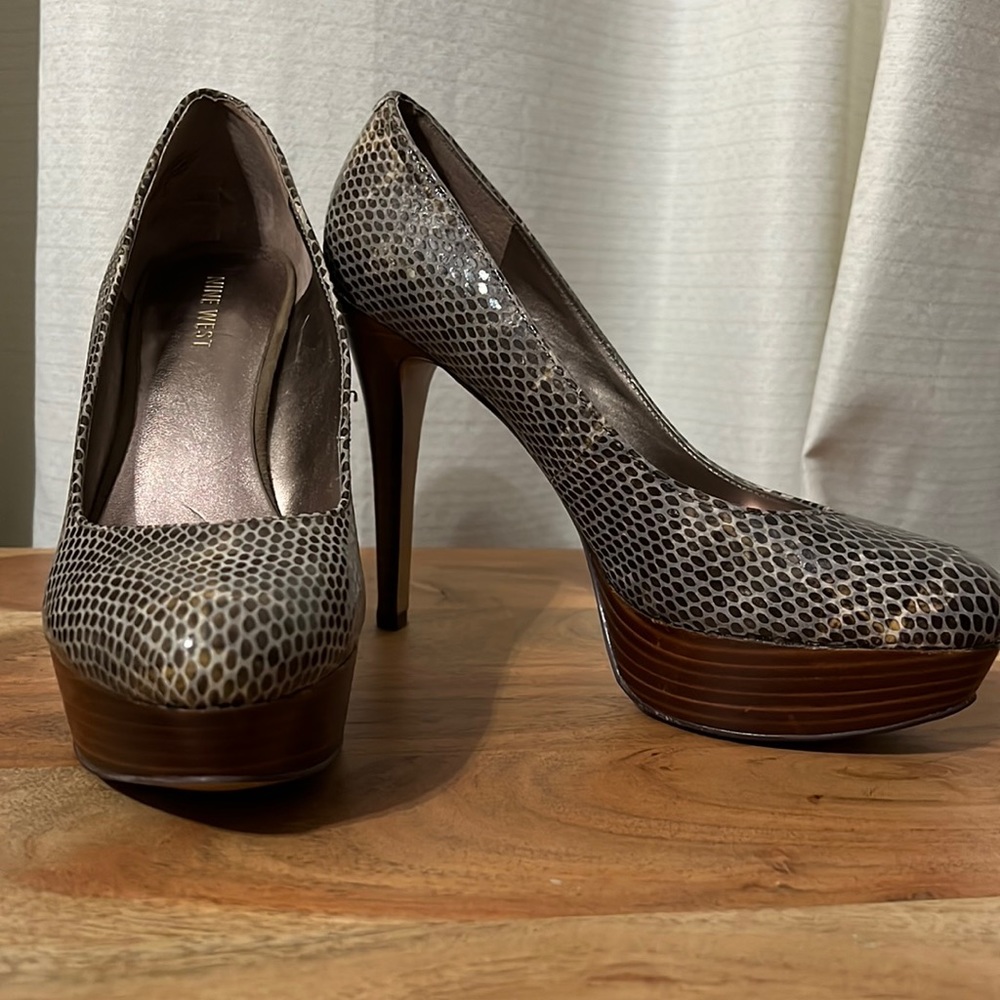 EUC Women’s Nine West Platform leather snakeskin pumps size 7